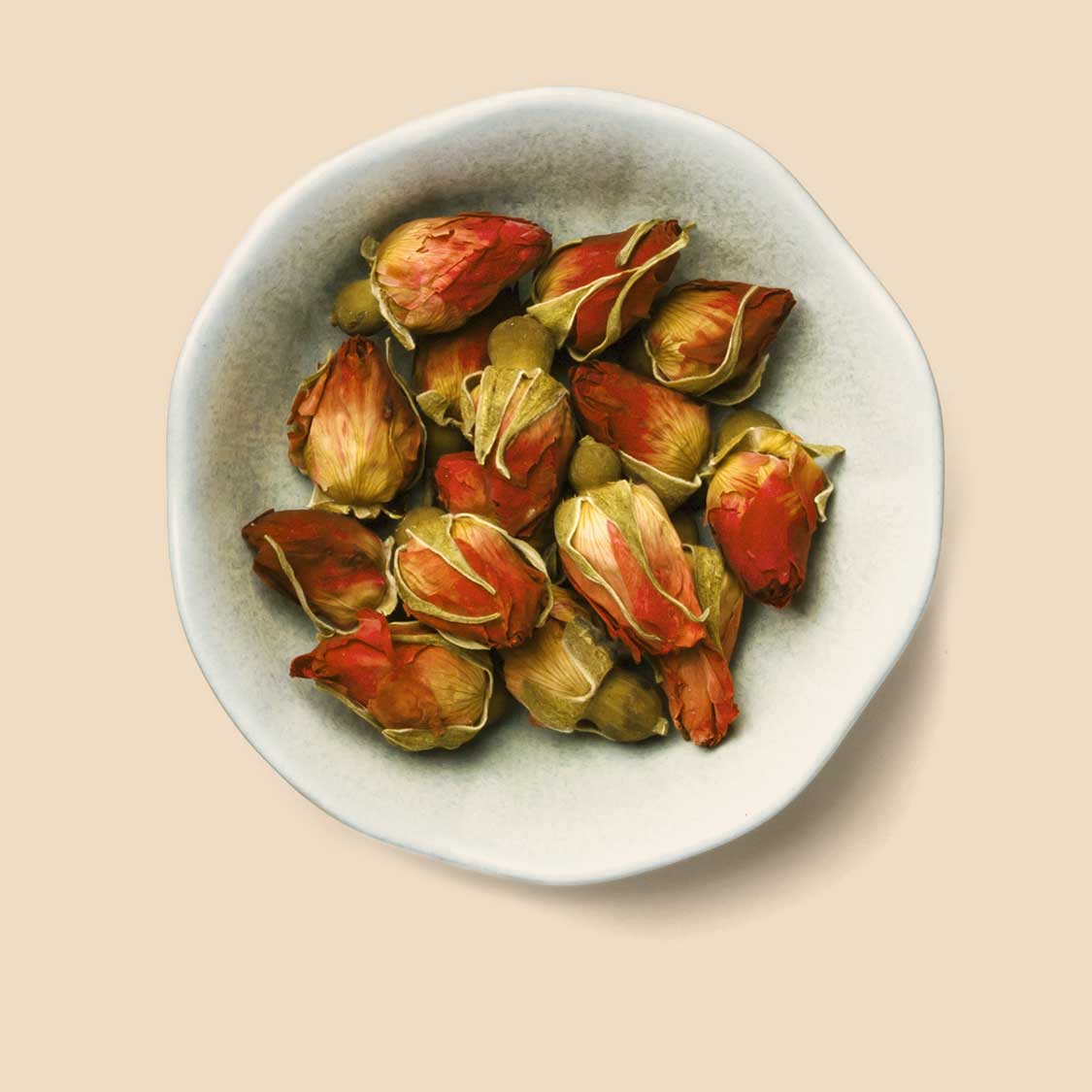 Schale mit roten Blüten