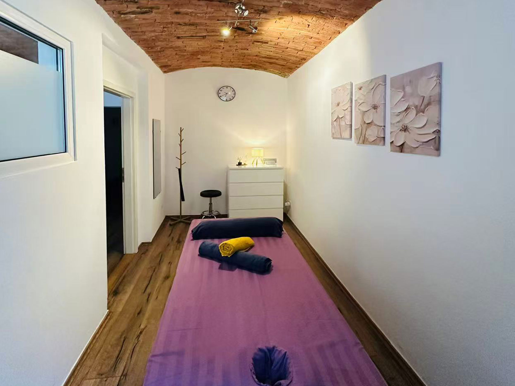 2 Massagebetten mit Handtücheren darauf